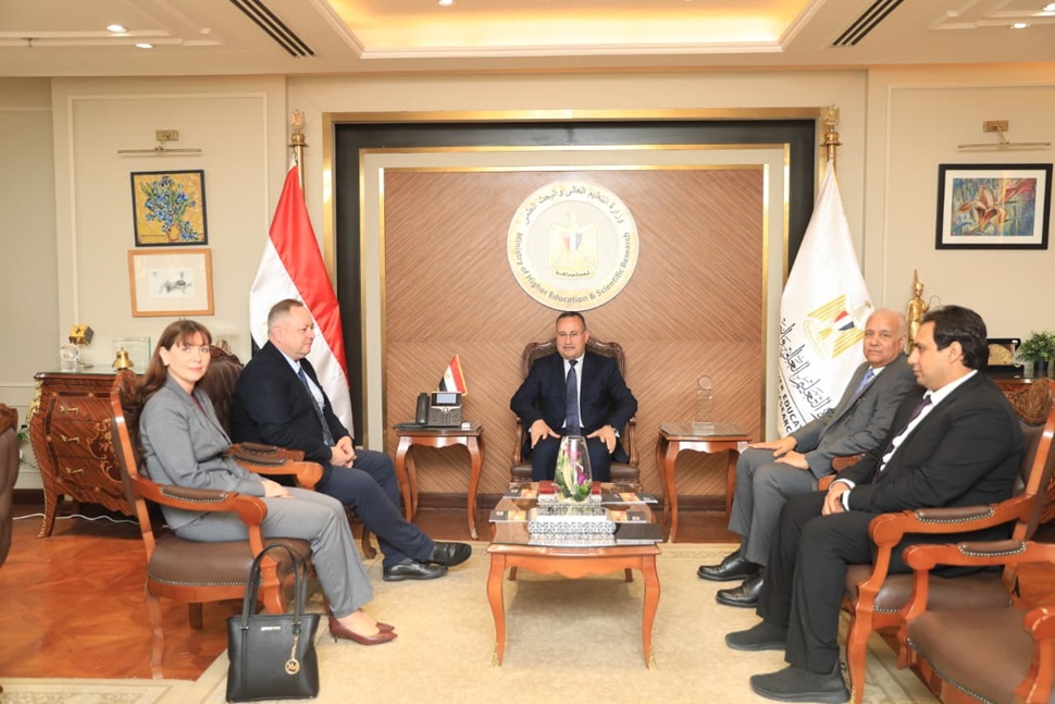 وزير التعليم العالي يبحث تعزيز التعاون مع جامعة إيست لندن ومستجدات إنشاء فرع الجامعة في مصر