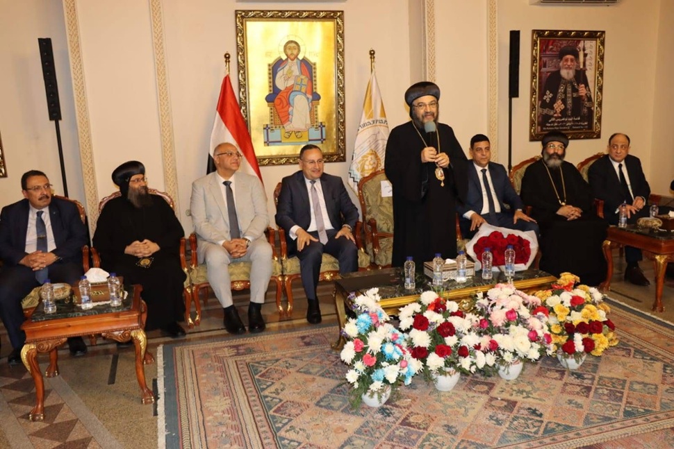 وزير التعليم العالي يزور الكنيسة المرقسية بالإسكندرية ويقدم التهنئة للأخوة الأقباط بعيد القيامة المجيد
