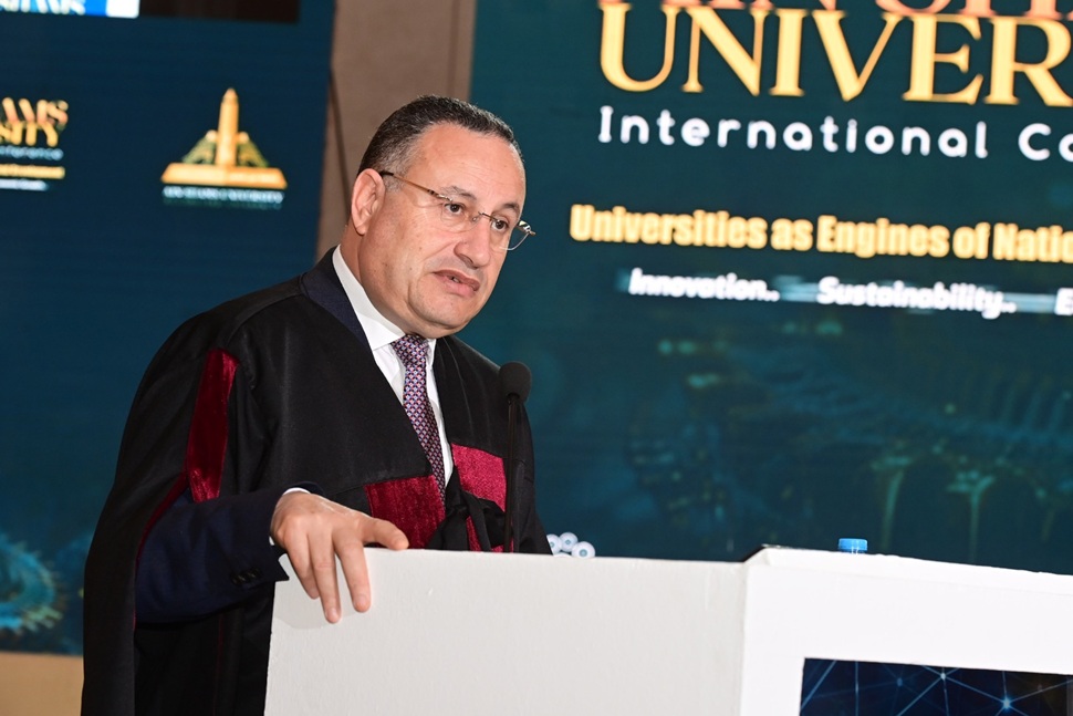 وزير التعليم العالي ورئيس جامعة عين شمس يفتتحان المؤتمر الدولي الرابع عشر لجامعة عين شمس تحت شعار «الجامعات قاطرات للتنمية الوطنية… نحو الابتكار والنمو الاقتصادي المستدام»  وزير التعليم العالي: - الاستثمار في العقول ركيزة أساسية لبناء الدولة وتحويل الجامع