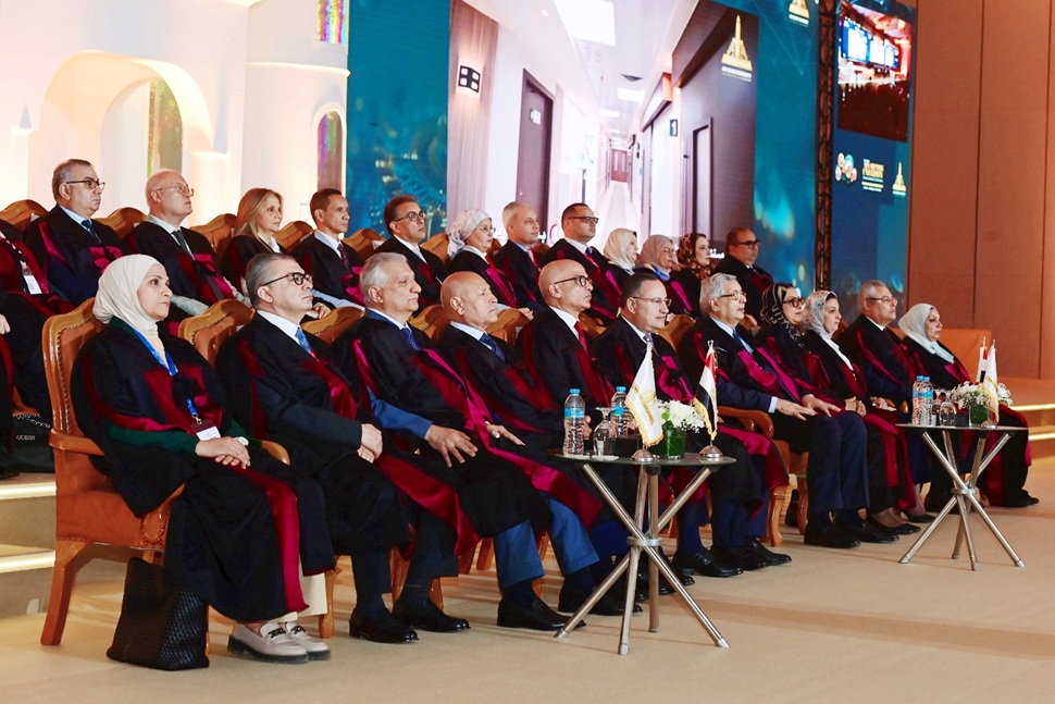 وزير التعليم العالي ورئيس جامعة عين شمس يفتتحان المؤتمر الدولي الرابع عشر لجامعة عين شمس تحت شعار «الجامعات قاطرات للتنمية الوطنية… نحو الابتكار والنمو الاقتصادي المستدام»  وزير التعليم العالي: - الاستثمار في العقول ركيزة أساسية لبناء الدولة وتحويل الجامع