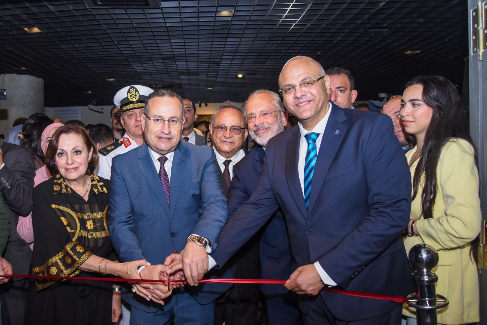 على هامش فعاليات الاحتفال بذكرى تأسيس مدينة الإسكندرية وزير التعليم العالي ومحافظ الإسكندرية ومدير مكتبة الإسكندرية يفتتحون معرض 