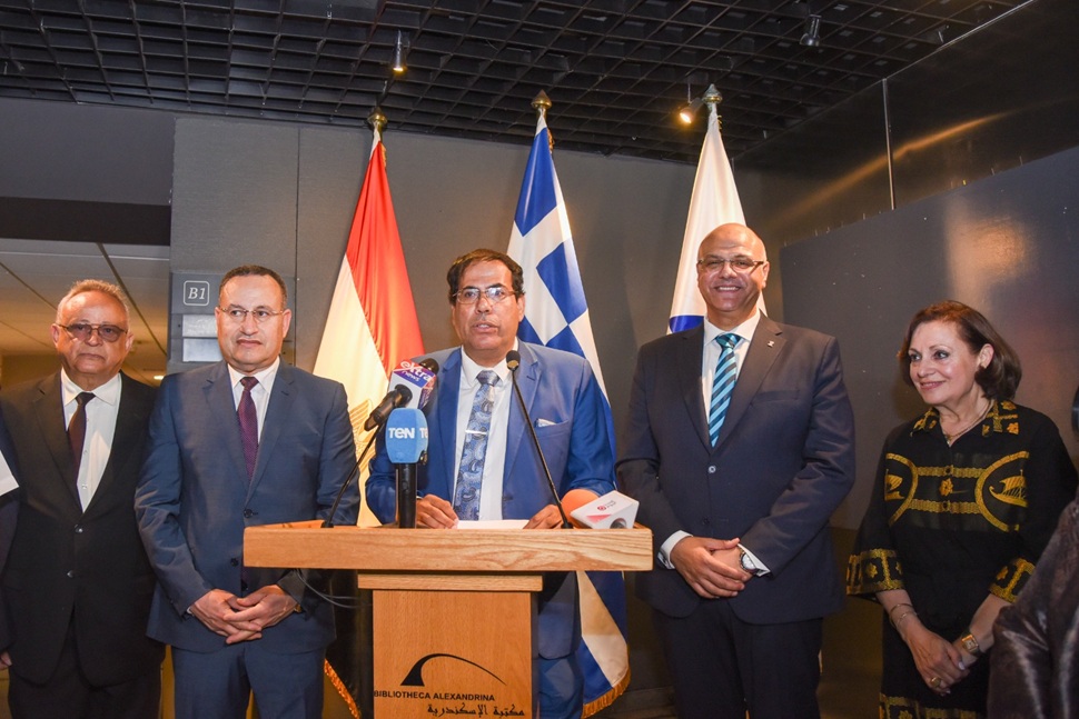 على هامش فعاليات الاحتفال بذكرى تأسيس مدينة الإسكندرية وزير التعليم العالي ومحافظ الإسكندرية ومدير مكتبة الإسكندرية يفتتحون معرض "عشرون عامًا من الحفائر في حدائق الشلالات"