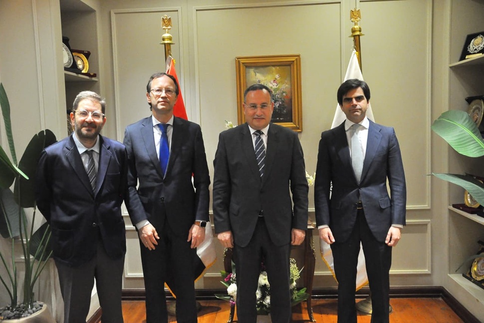 وزير التعليم العالي يبحث سبل تعزيز التعاون مع سفير مملكة إسبانيا ووفد جامعة IE الإسبانية