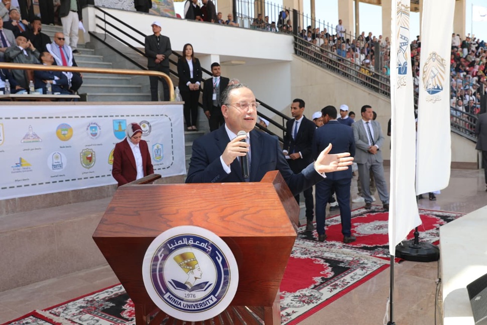 على هامش اليوبيل الذهبي لجامعة المنيا وزير التعليم العالي ومحافظ المنيا ورئيس جامعة المنيا يشهدون ختام فعاليات