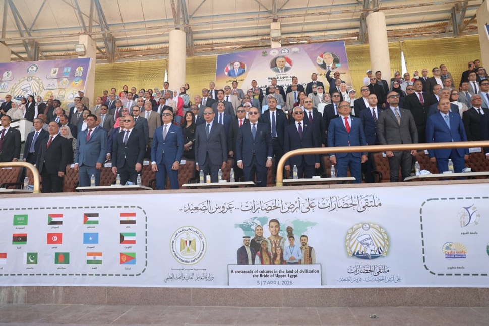 على هامش اليوبيل الذهبي لجامعة المنيا وزير التعليم العالي ومحافظ المنيا ورئيس جامعة المنيا يشهدون ختام فعاليات "ملتقى الحضارات" بجامعة المنيا