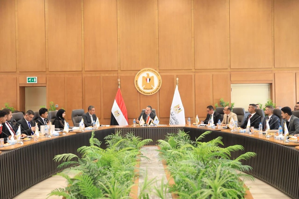 وزير التعليم العالي في اجتماع موسع بممثلي الاتحادات الطلابية والأسر المركزية: